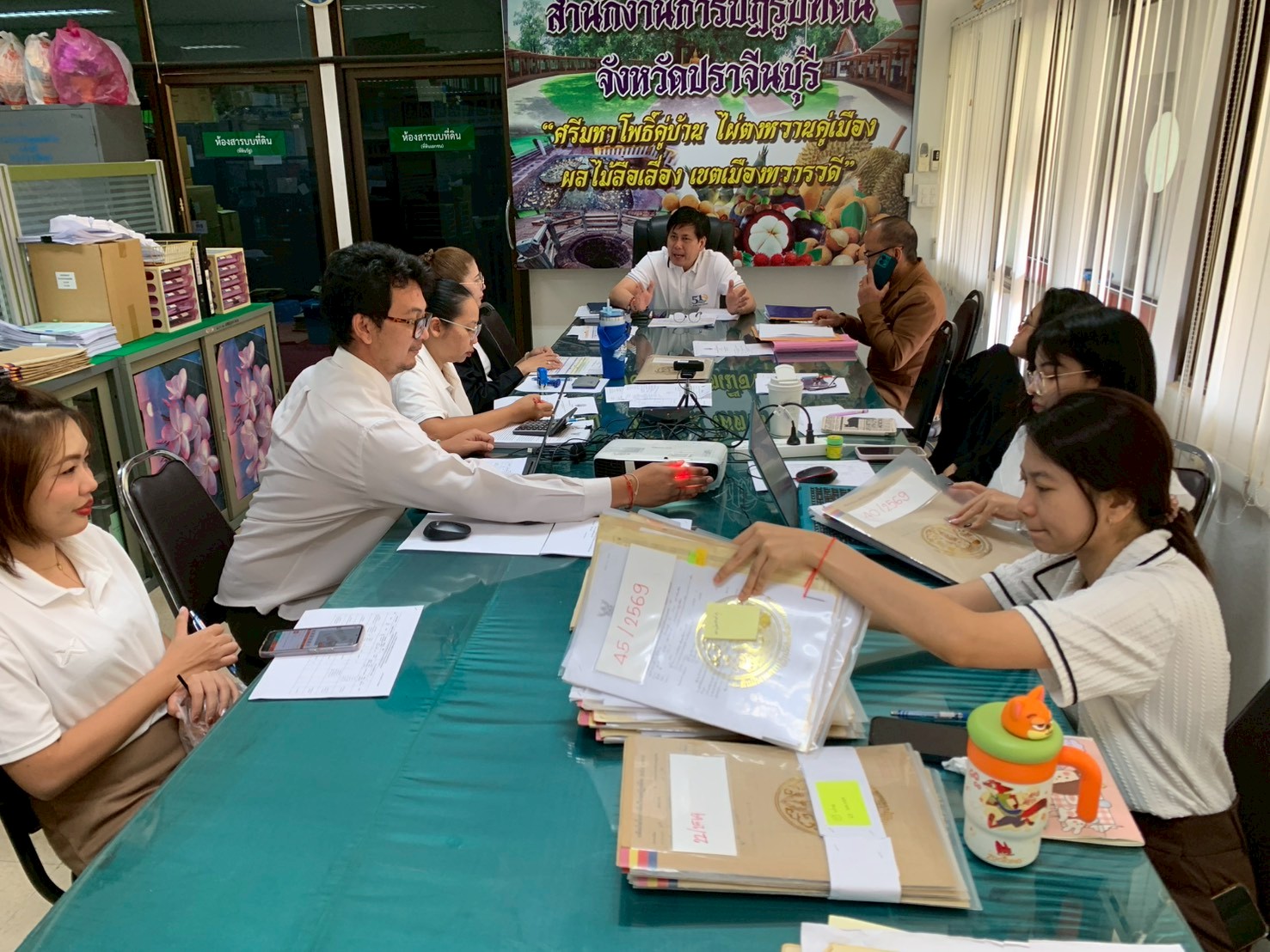 title - วันพุธที่ 18 มีนาคม 2569 เวลา 09.30 น. นายวิทูล ประดิษฐบุญ ปฏิรูปที่ดินจังหวัดปราจีนบุรี  พร้อมด้วยผู้อำนวยการกลุ่มงานช่างและแผนที่ ผู้อำนวยการกลุ่มกฎหมาย  ผู้อำนวยการกลุ่มการเงินบัญชีและจัดเก็บผลประโยชน์  ผู้อำนวยการกลุ่มยุทธศาสตร์และการปฏิรูปที่ดินและเจ้าหน้าที่ส.ป.ก.ปราจีนบุรี ที่เกี่ยวข้องจัดการประชุมคณะทำงานตรวจสอบคุณสมบัติผู้ยื่นคำขอเข้าทำประโยชน์ในเขตปฏิรูปที่ดินจังหวัดปราจีนบุรีครั้งที่ 7/2569 ณ ห้องประชุมสำนักงานการปฏิรูปที่ดินจังหวัดปราจีนบุรี